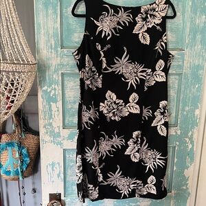 Tori Richard Black and White aloha Floral hibiscus pineapple knee length Dress